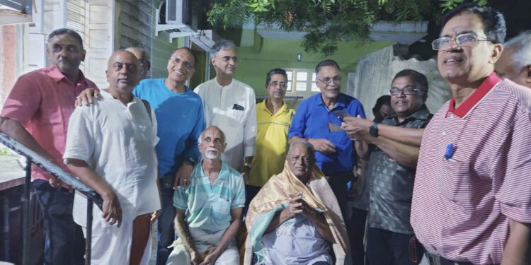 Alumni meet their headmaster in a unique meet