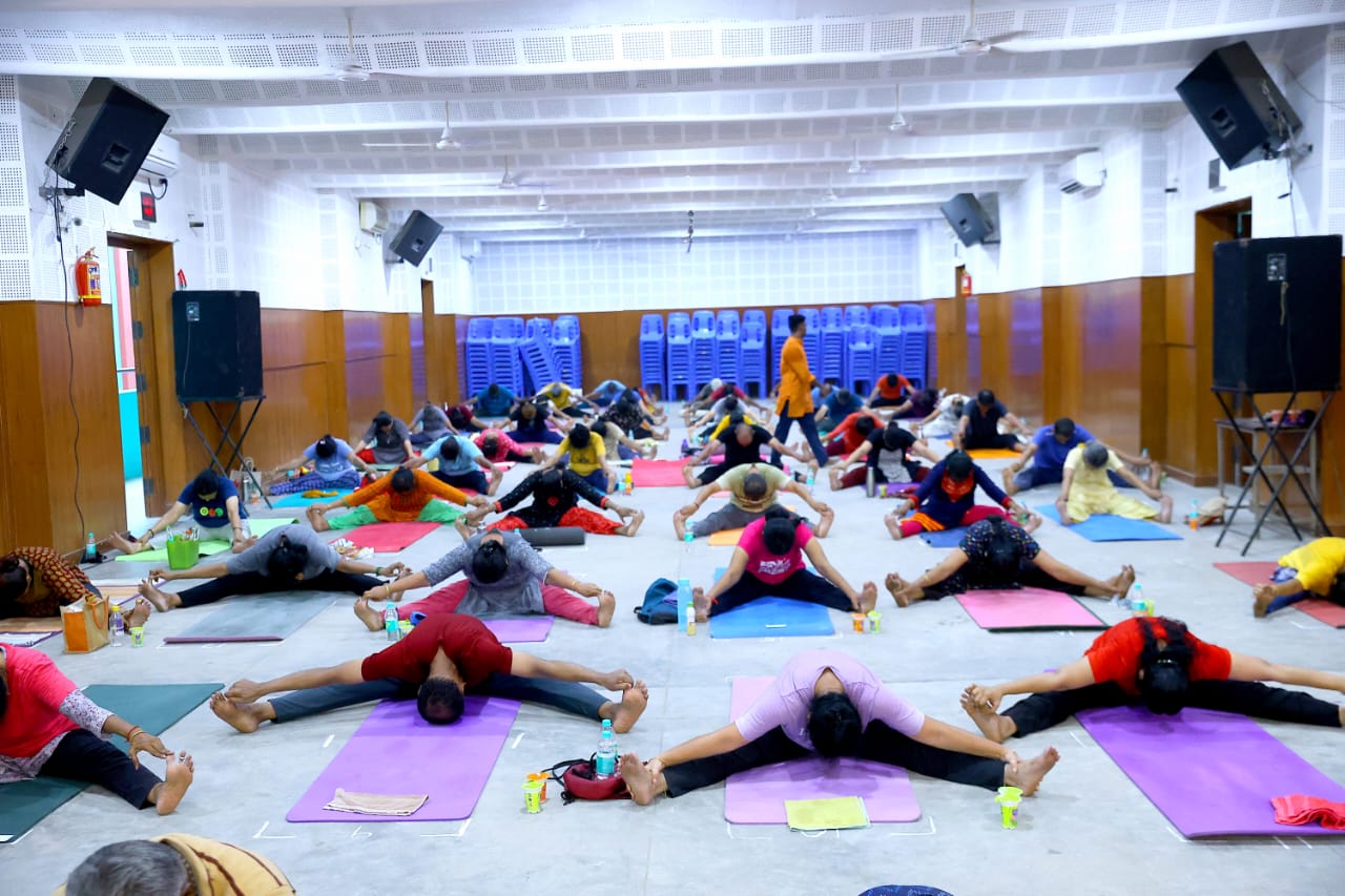 Neighbourhood celebrates World Yoga Day – Adyar Times