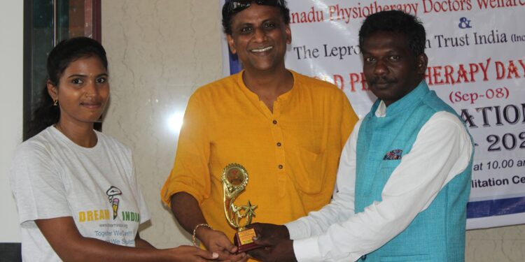 Winners of Quiz, bag expensive prizes