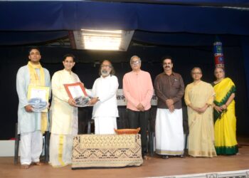 Winners of Quiz, bag expensive prizes