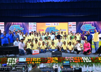 Winners of Quiz, bag expensive prizes