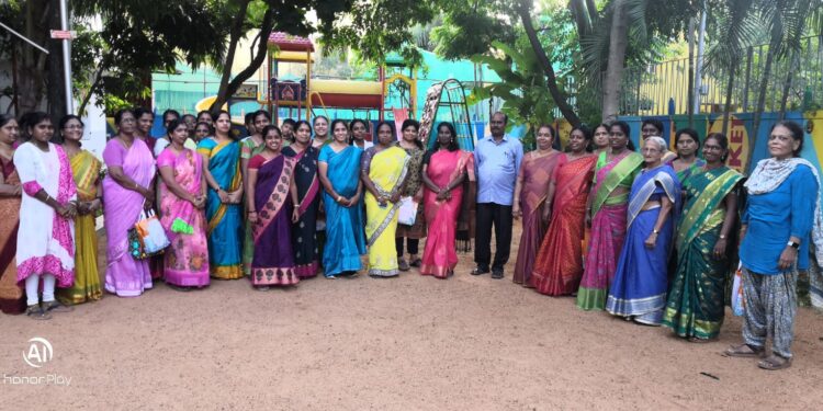 Winners of Quiz, bag expensive prizes