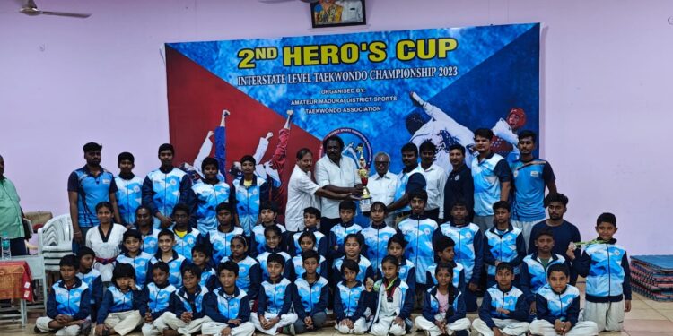 Winners of Quiz, bag expensive prizes