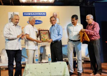 Hamsadhwani presents award to philanthropist