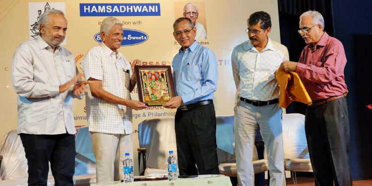 Hamsadhwani presents award to philanthropist