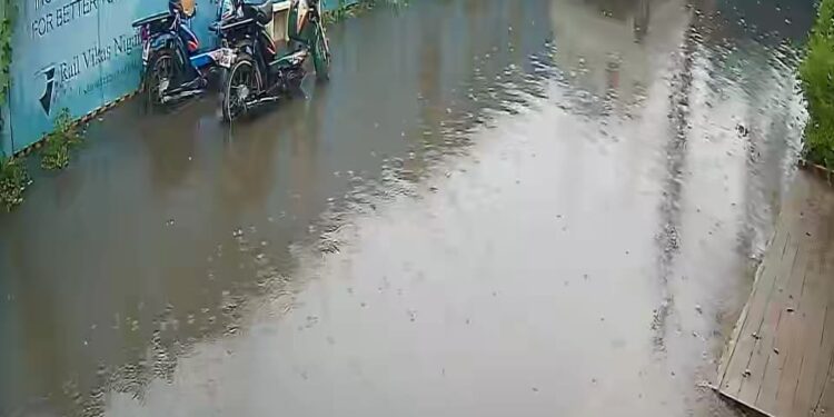 Indira Nagar residents stranded as rain causes flooding