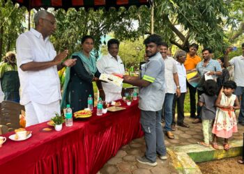 Kamaraj Nagar West residents honour civic workers