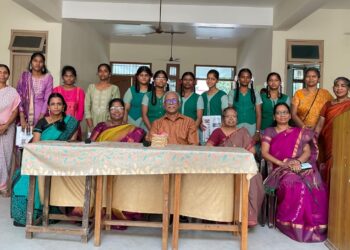 Sastri Nagar resident felicitates Avvai Home’s meritorious girl students